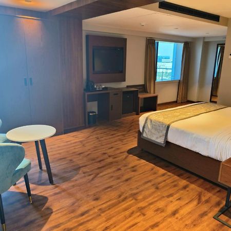Ramee International Surat Hotel Buitenkant foto