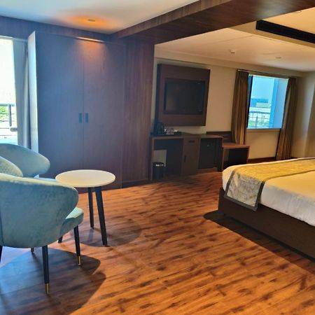Ramee International Surat Hotel Buitenkant foto