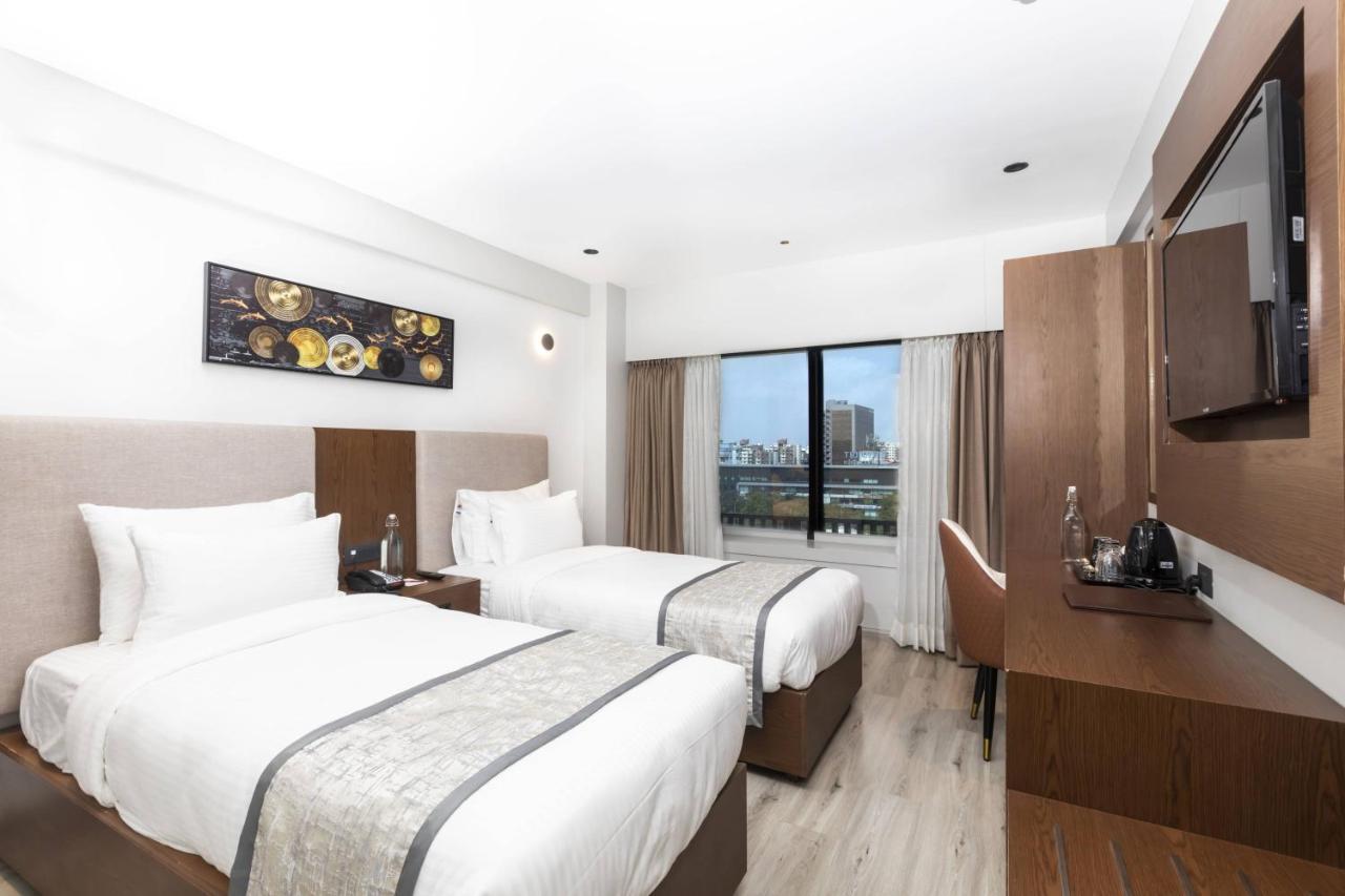 Ramee International Surat Hotel Buitenkant foto