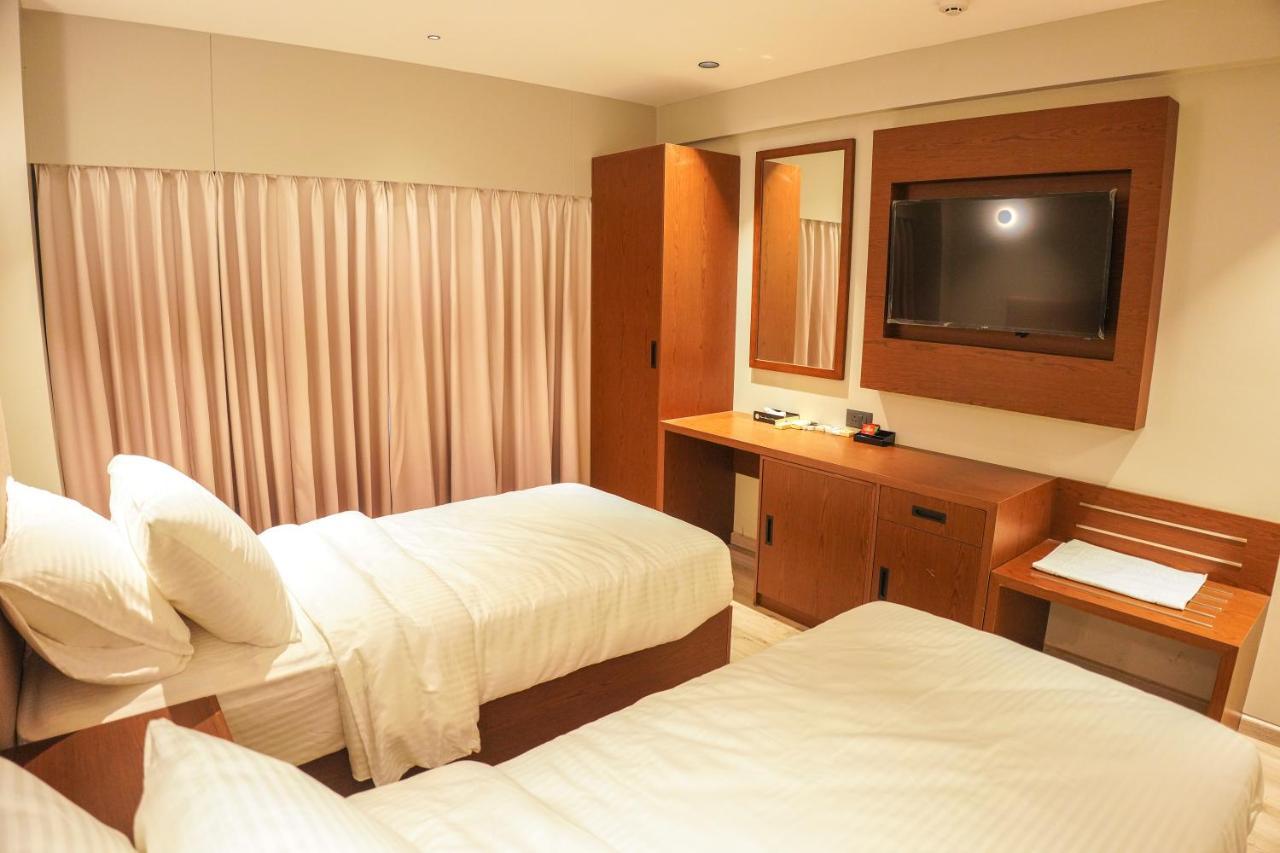 Ramee International Surat Hotel Buitenkant foto