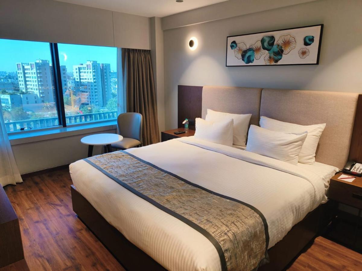 Ramee International Surat Hotel Buitenkant foto